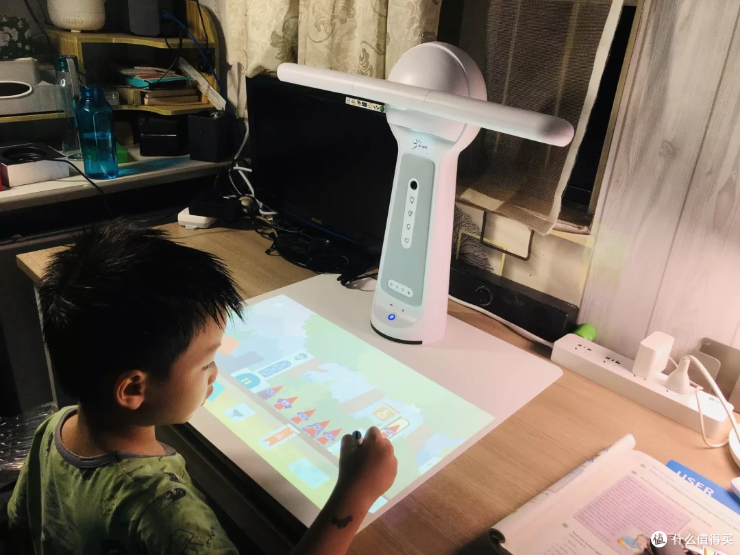 不正经的台灯,内置投影仪的AR学习机-小光同学AR智能投影台灯体验