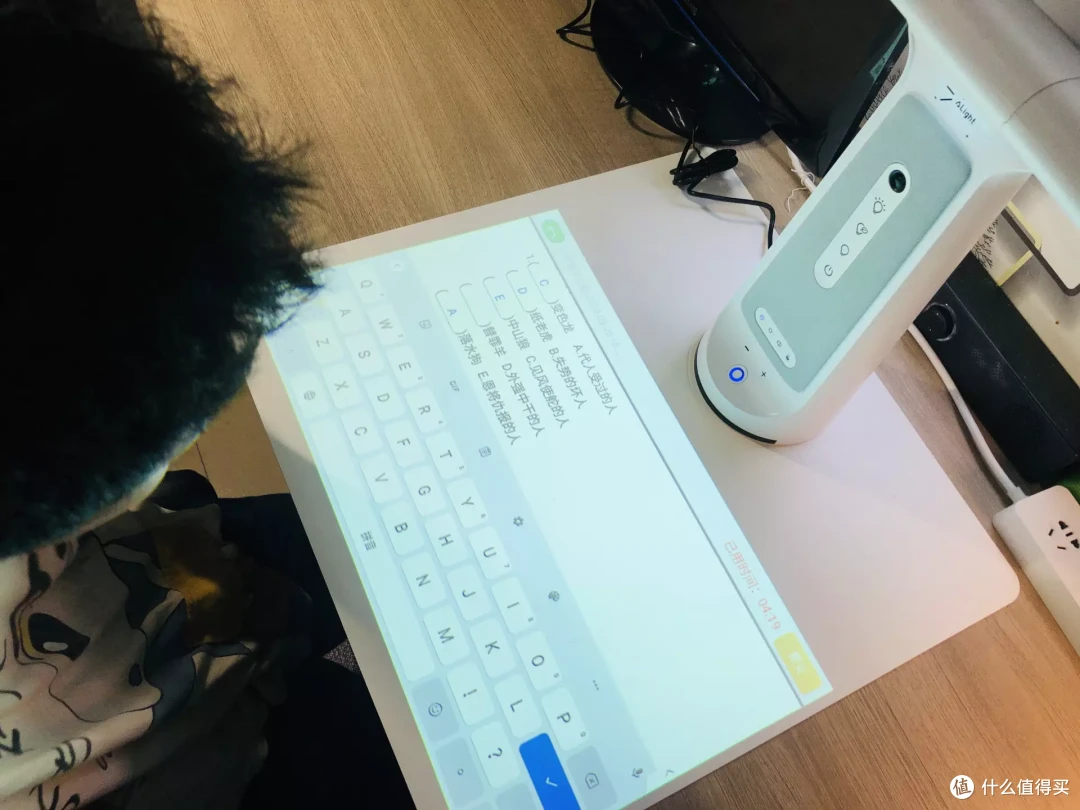 不正经的台灯,内置投影仪的AR学习机-小光同学AR智能投影台灯体验