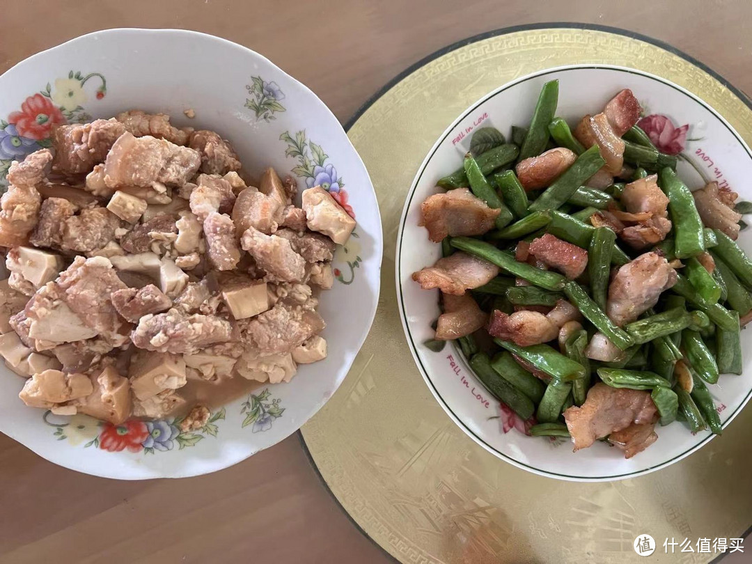 记录一人美食入秋后的两道菜，三层肉爆炒四季豆和豆腐，美味可口真下饭！