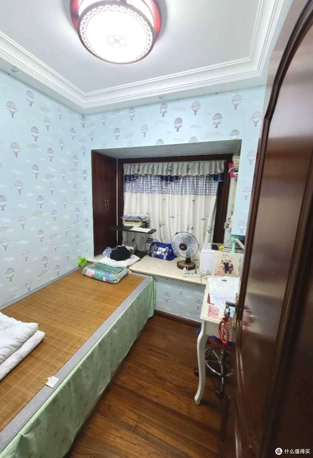 她家全屋贴瓷砖轻奢又大气,尤其是电视墙的罗马柱,简直迷死人了