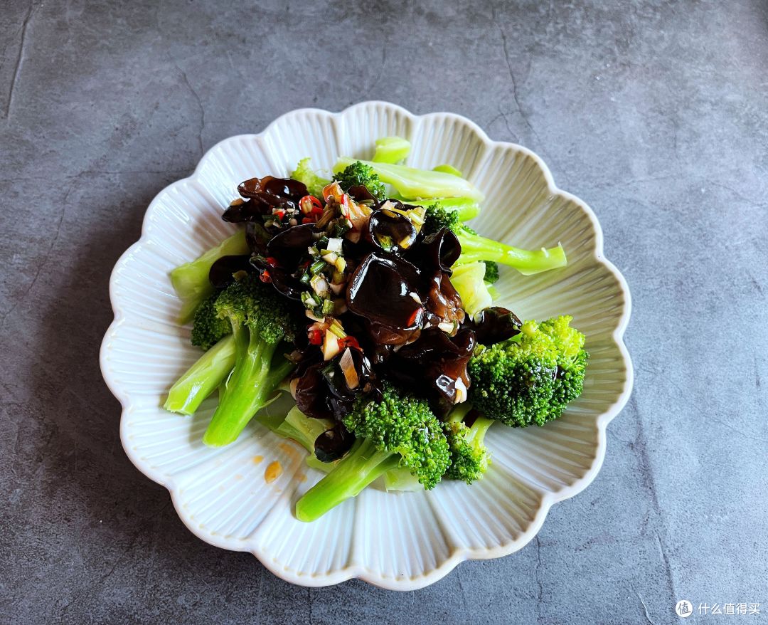 一家三口的午餐：4道菜1水果，花钱不多吃着香，满满人间烟火气息