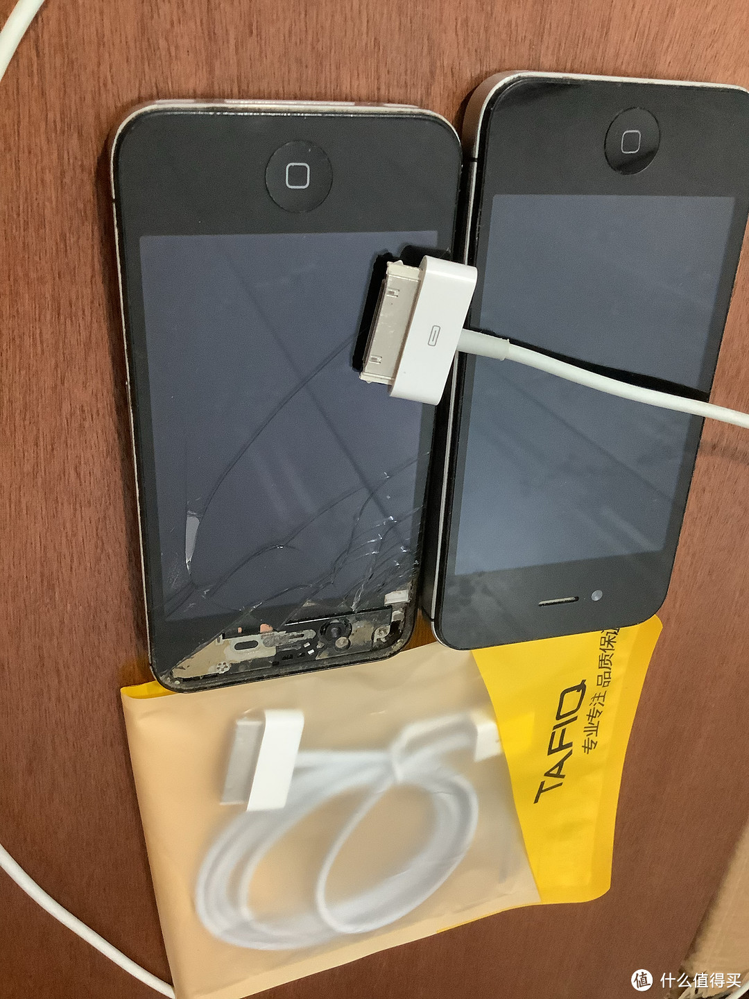 再见青春！iPhone4s牺牲在非原装充电线上，真惨！