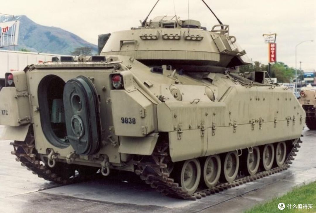 M2基本型的后部运兵舱两侧还保留了射击口，因此只能坐六名步兵。