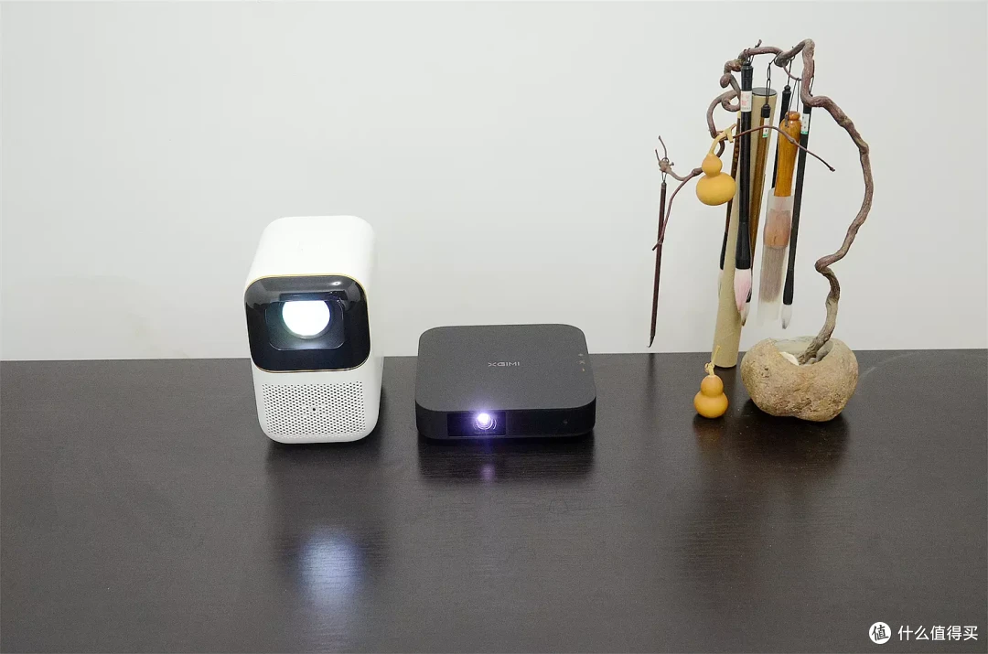 家用投影千元机行不行？小明Q1 Pro对比极米Z6X