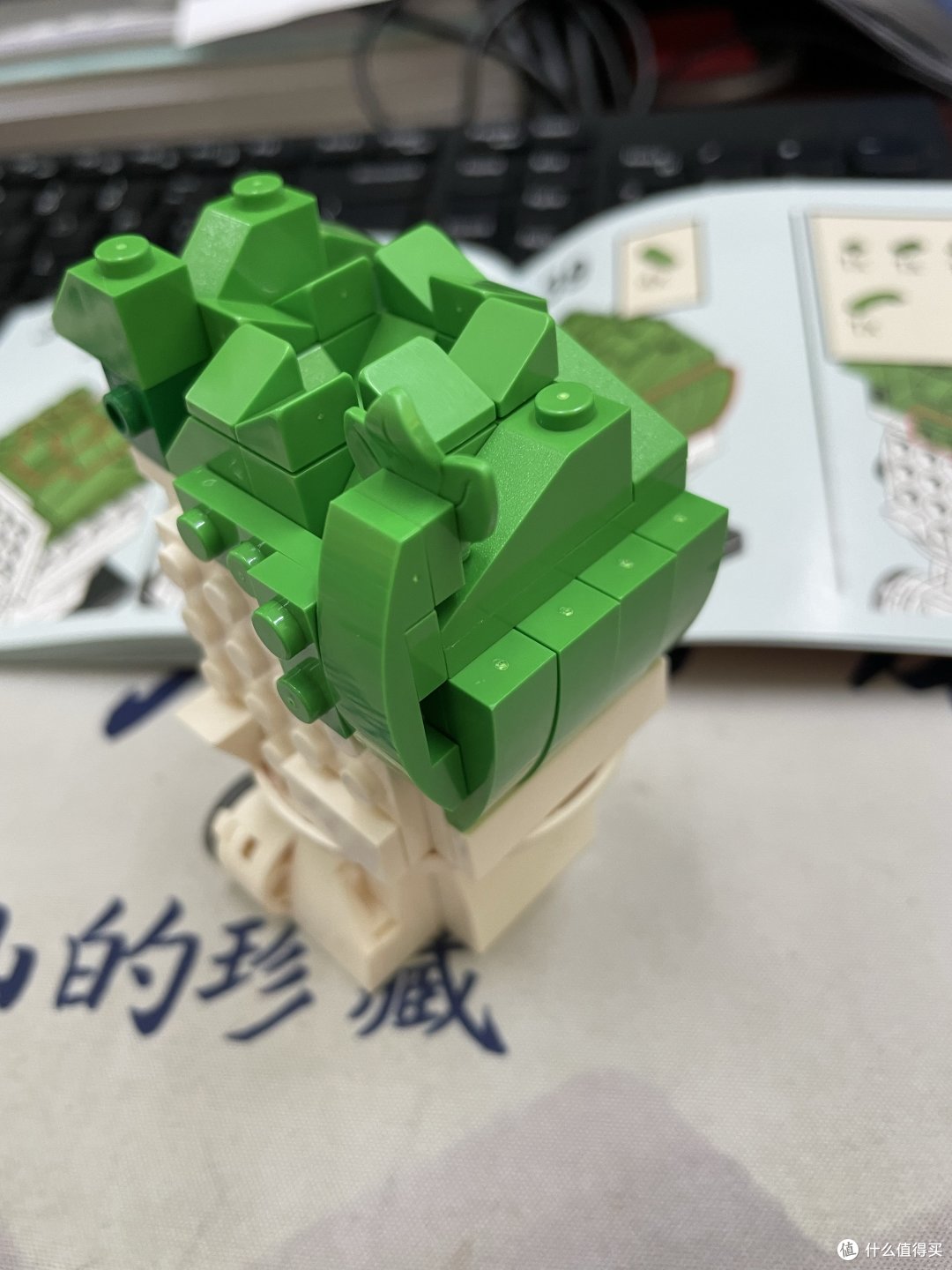 返工就是因为这个位置电话听筒造型模块下边有空隙，我把那个模块放在上方固定小叶子了。