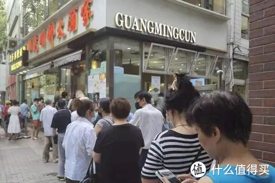 *上海大爷大妈表示排3-4小时都很正常，图片@新闻晨报