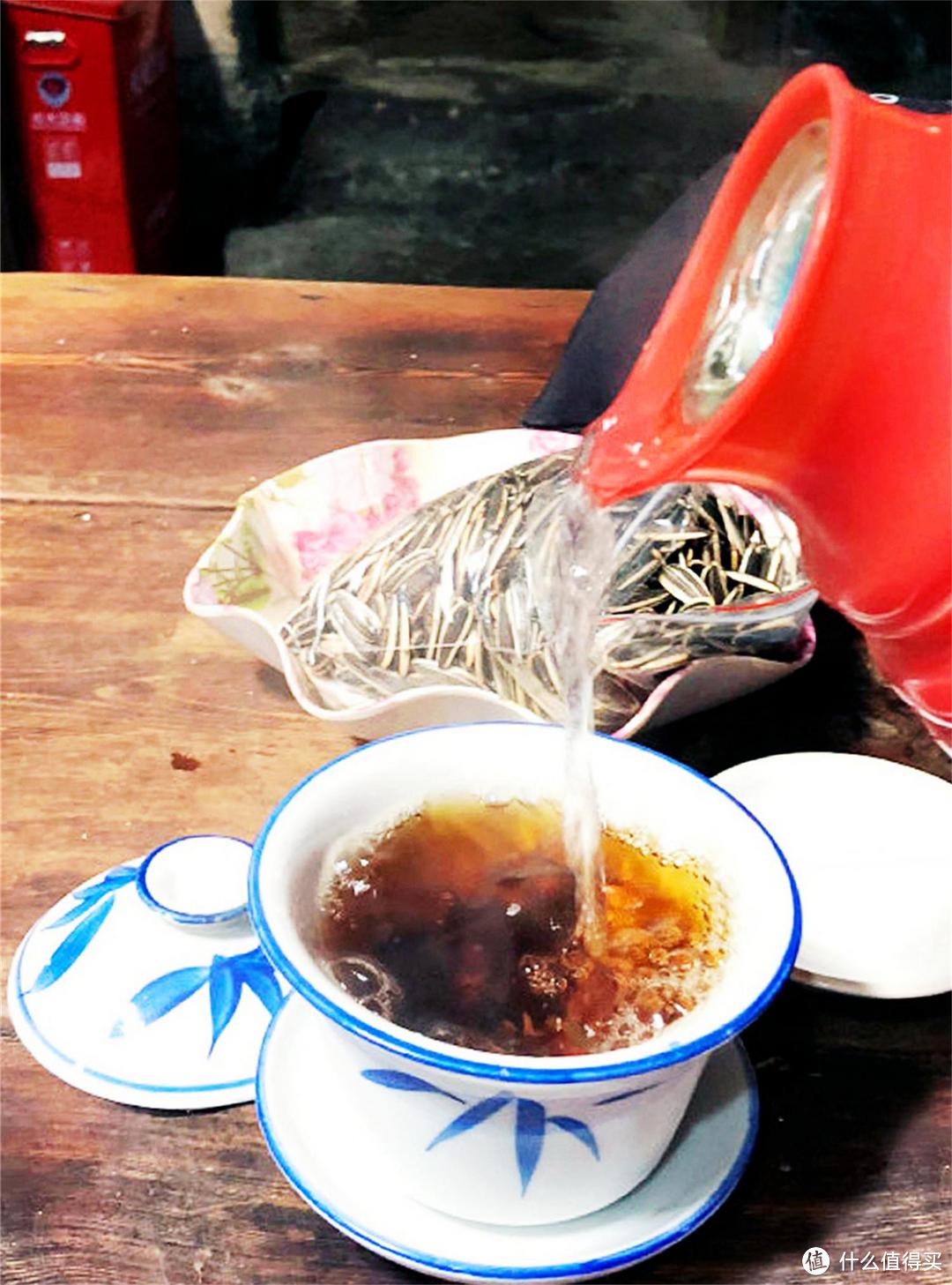 在重庆赶场有多好玩？男人都爱扎堆泡茶馆，走在路上还能相亲
