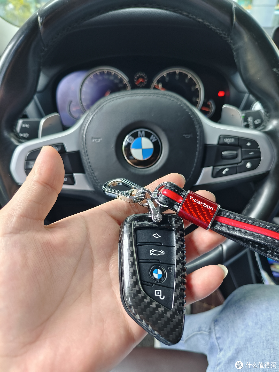 宝马车钥匙总有划痕，车主改用碳纤维钥匙壳，看起来更有档次