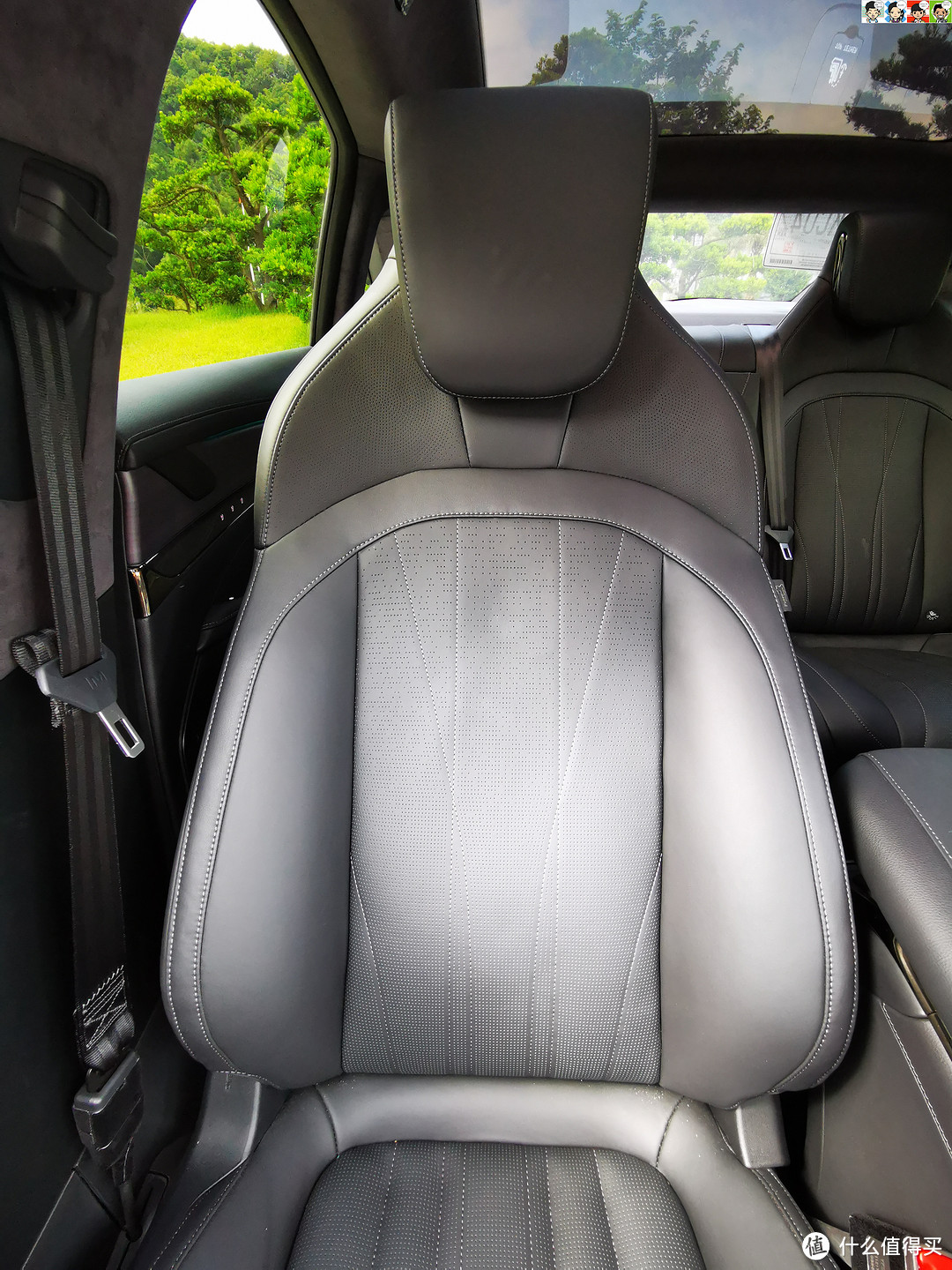 副驾驶席仅比主驾驶席少了一项坐垫倾角调节,全车座椅均采用阿尔卑斯