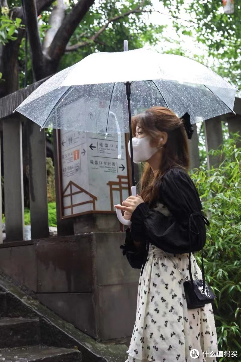 街拍绝美雨天氛围感小裙裙~