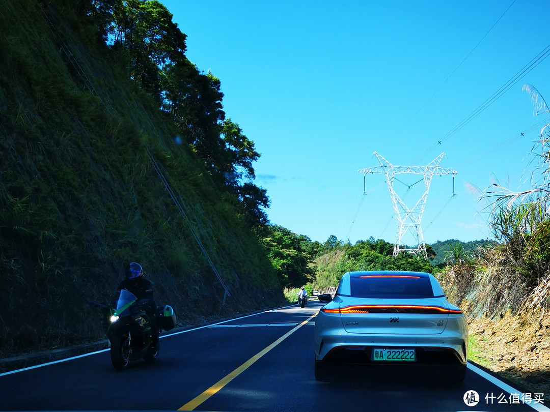 天气好，许多摩旅爱好者也喜欢来南昆跑山。论拉风指数，智己L7比铁骑回头率更高。