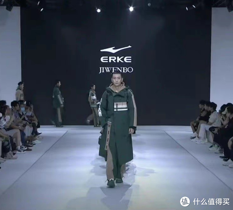 靠网友撮合才举办的大秀,鸿星尔克大概是今年秀场单价最便宜的品牌了吧!