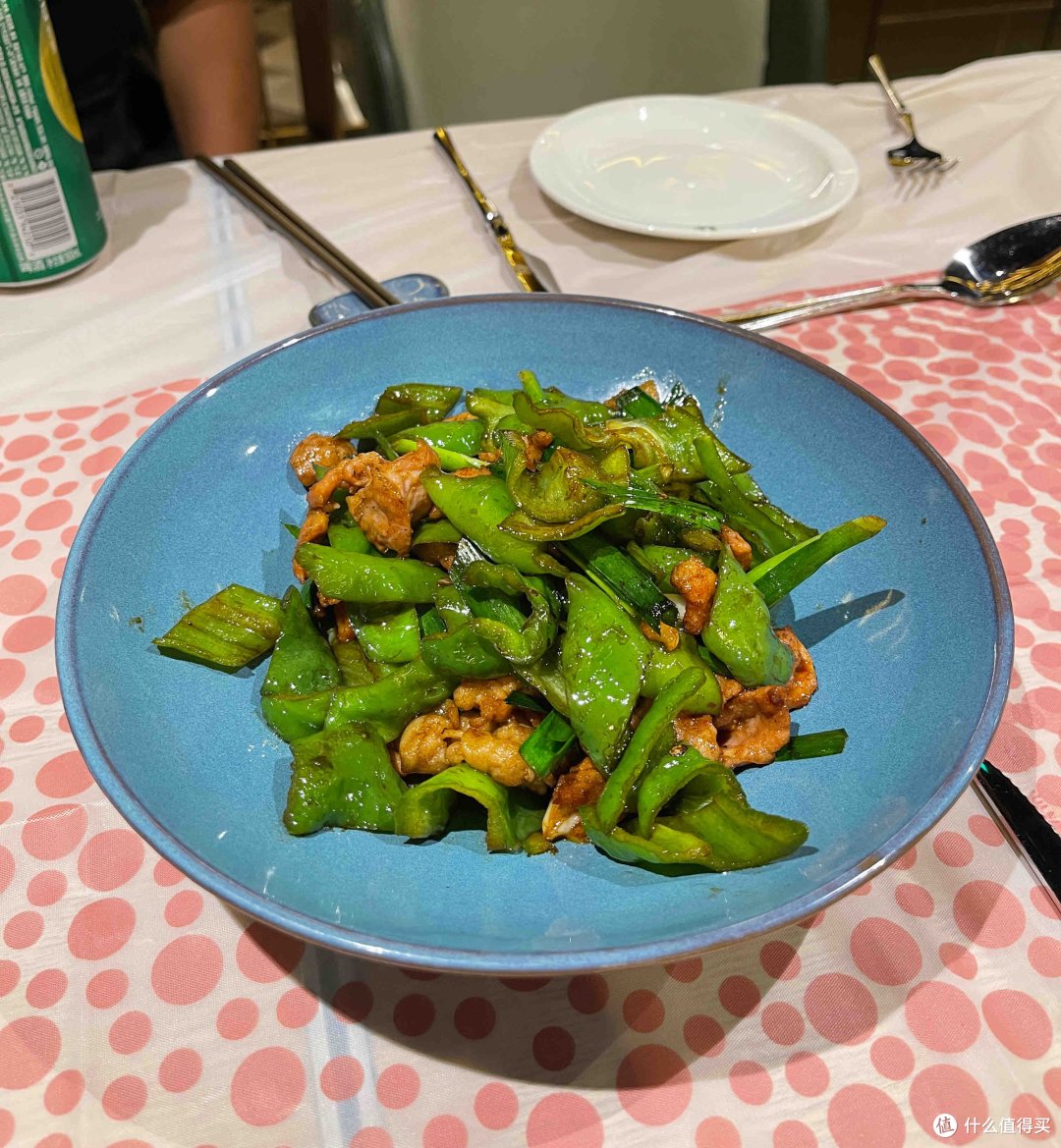 妈妈生日,饭店摆一桌,花钱不多吃着舒服,网友:贴心小棉袄!