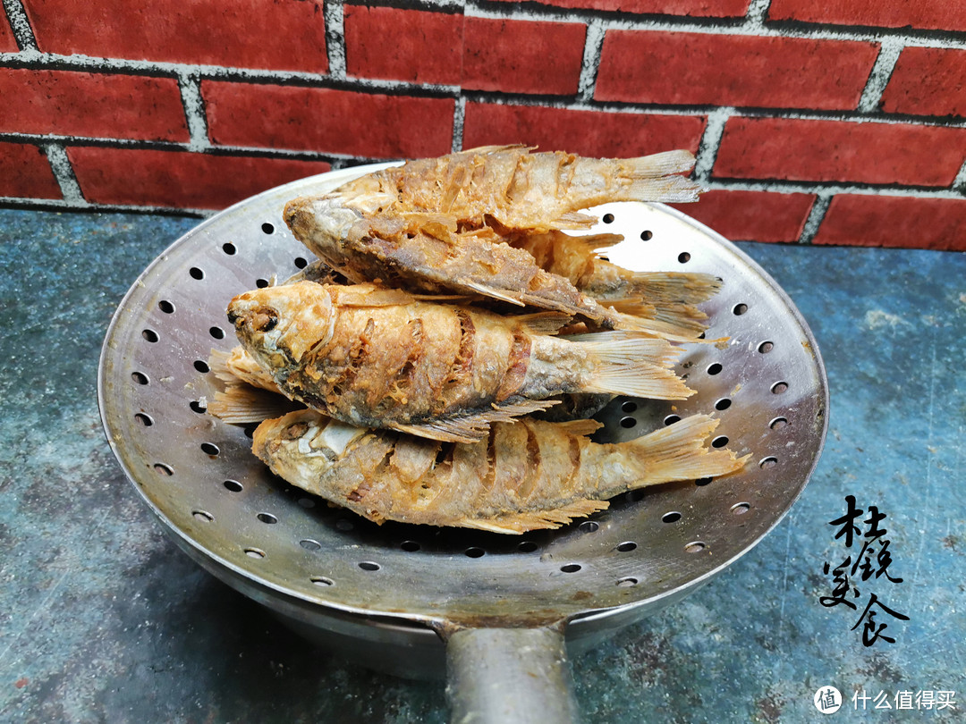 高档家宴不能少了位餐:每人1条水煎鲫鱼,去饭店至少200,省大了