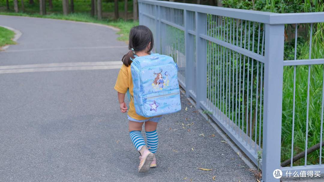 送给开学孩子最好的礼物--GMT小学生儿童护脊书包