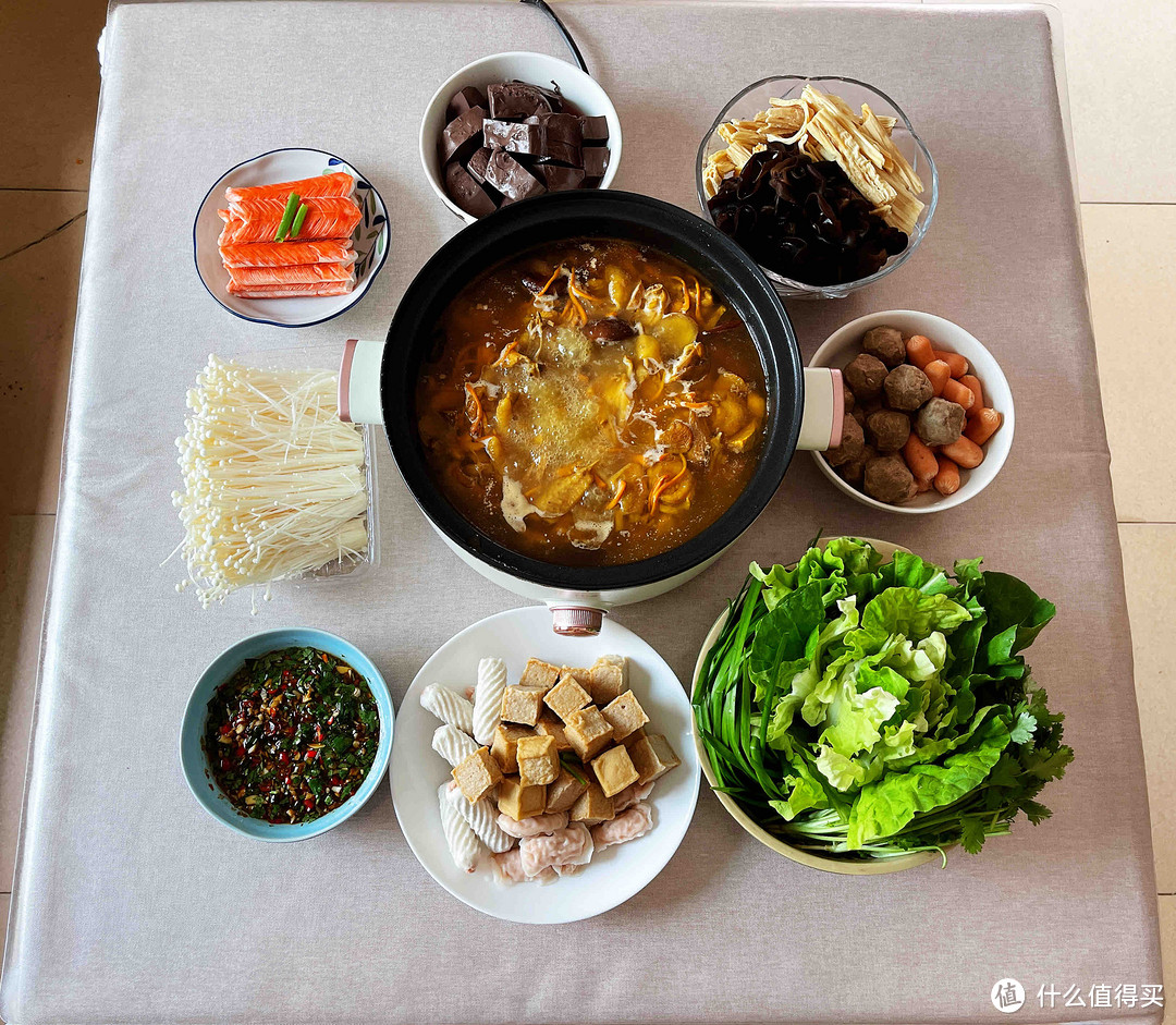 导语：放假宅家，一家人的火锅午餐，荤素搭配十几样，营养好吃又实惠！