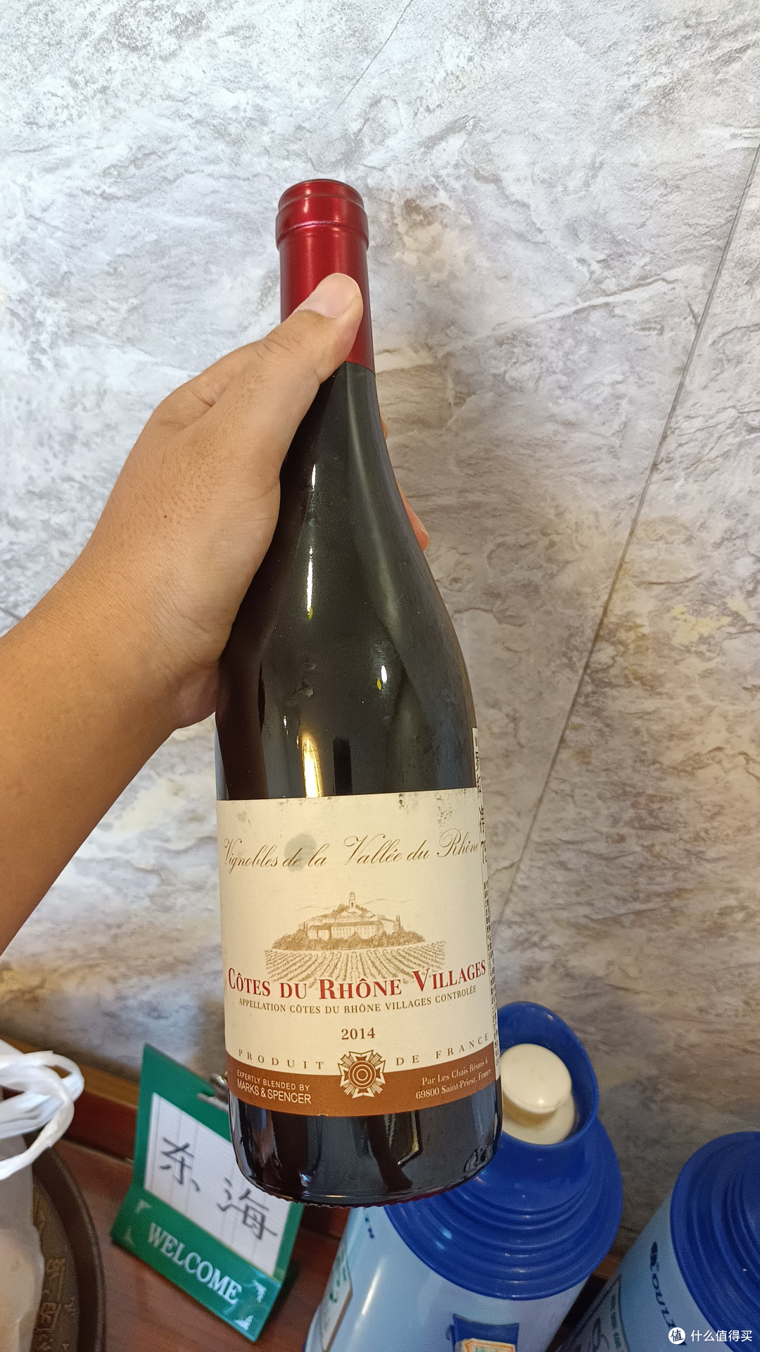 放了七年的葡萄酒味道会有何变化?酒厂实力对于酒的贮藏影响关键度如何?玛莎的罗纳河谷AOC红葡萄酒可能算是代表咯