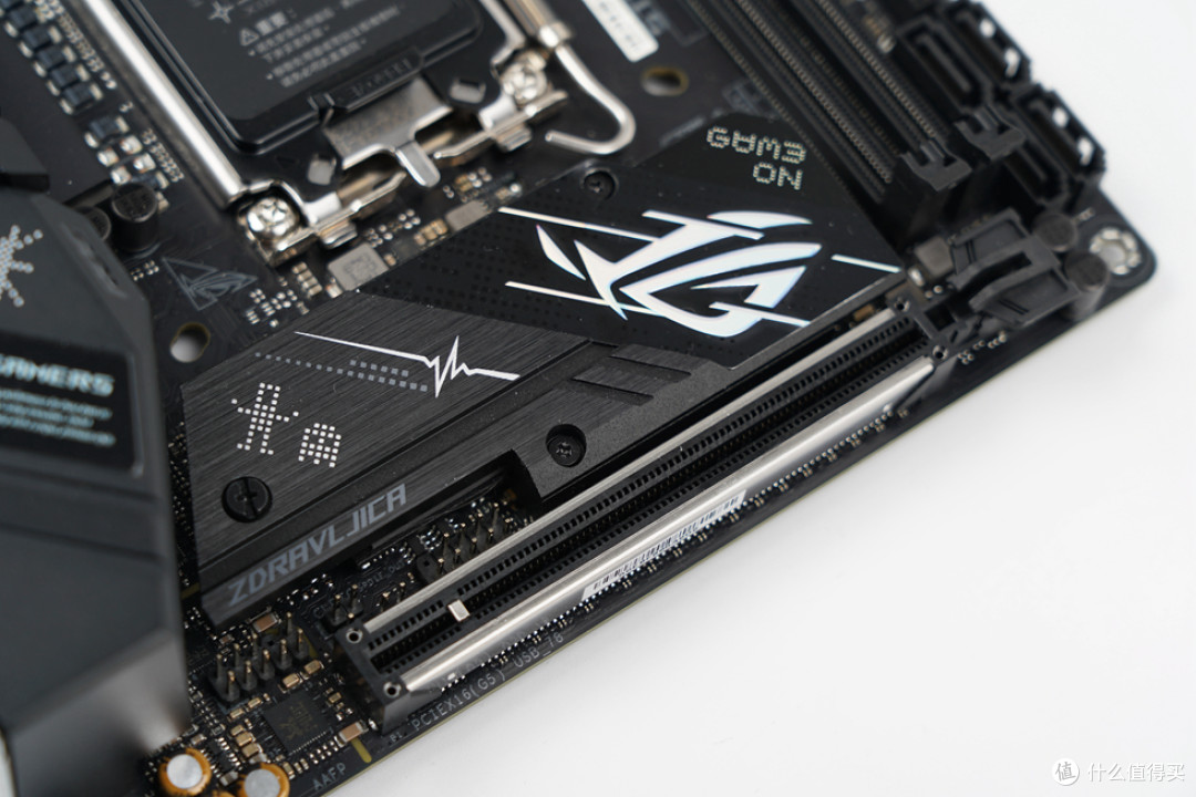 板载2个PCIe 4.0 M.2接口，另外一个位于主板的背面，正面的配有M.2散热装甲和散热背板，双面强效散热降低SSD温度，确保疾速传输不掉速。散热马甲上面败家之眼并不支持RGB灯效，只是镭射的贴纸，不同角度下展示不同的光泽效果。显卡插槽为PCIe5.0×16插槽，传输速率较PCIe 4.0有大幅度的提升，可以兼容未来更高规格的显卡，并做了金属装甲强化处理。