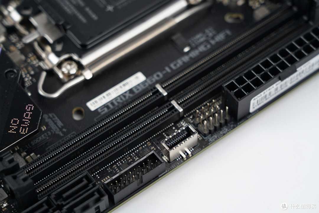 提供了两条支持双通道技术的ddr5内存插槽,内存容量最大可支持64gb2