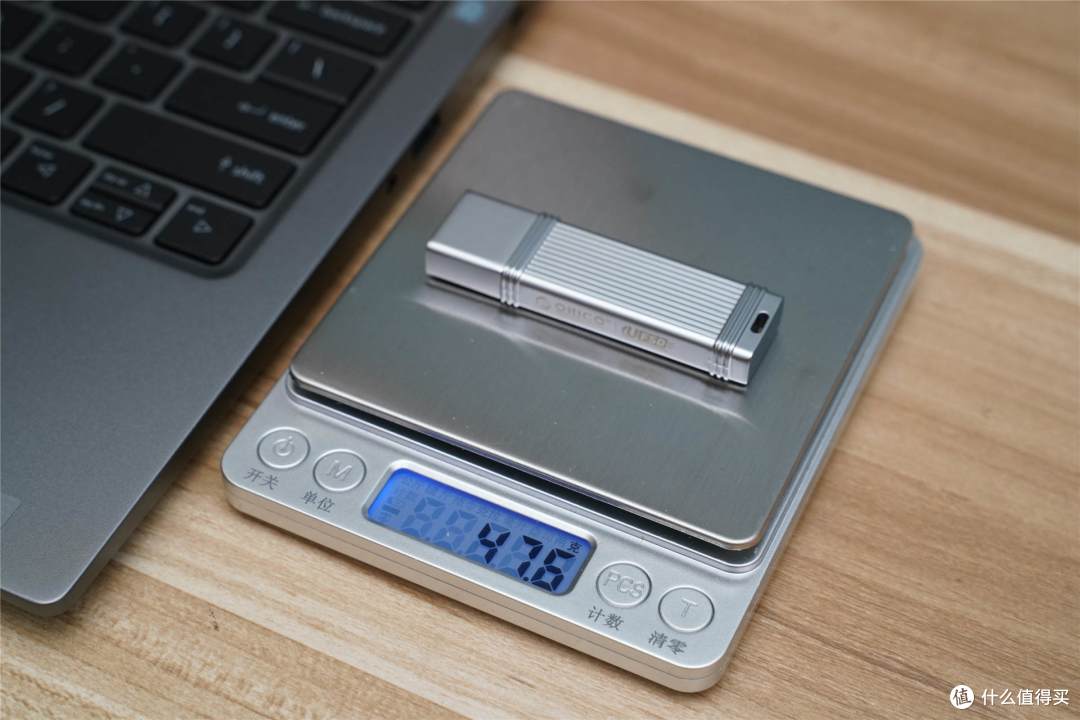 披着SSD外衣的优盘,1G文件3秒传完,手机电脑平板都能用