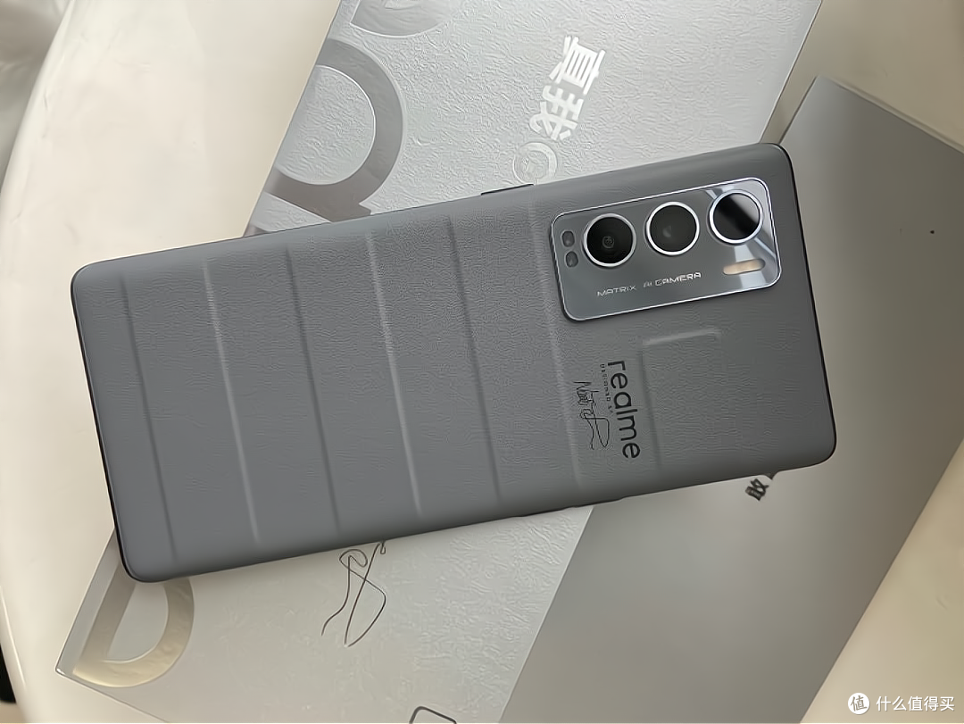 从3199元跌至2299元，索尼IMX766+曲面屏，12+256GB旗舰售价亲民