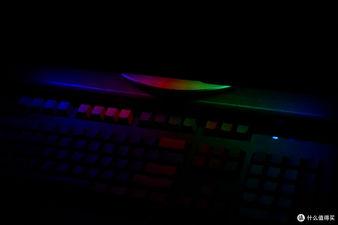办公不枯燥，娱乐也不误！雷蛇利维坦巨兽V2X桌面音响体验