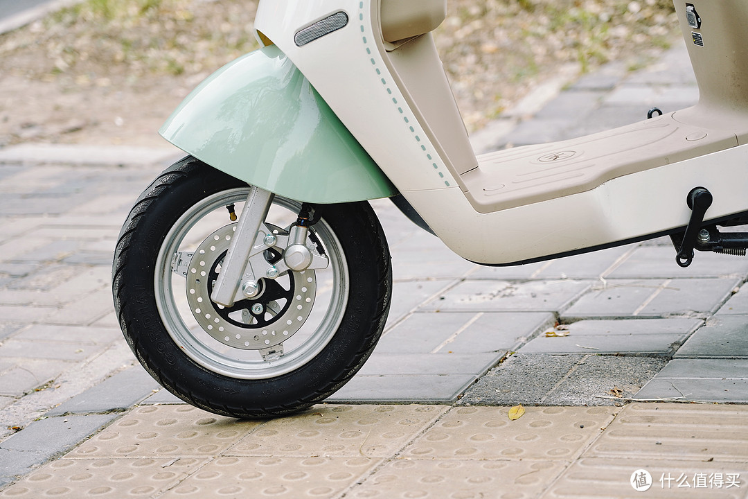 女友当车模——评测年轻人的第一辆车"爱玛小乔q160"