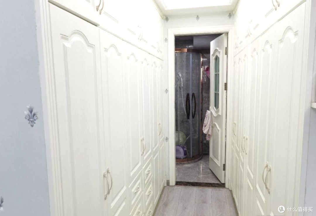 后悔全屋贴瓷砖,一到冬天冷得发颤,主卫走廊装衣柜秒变衣帽间