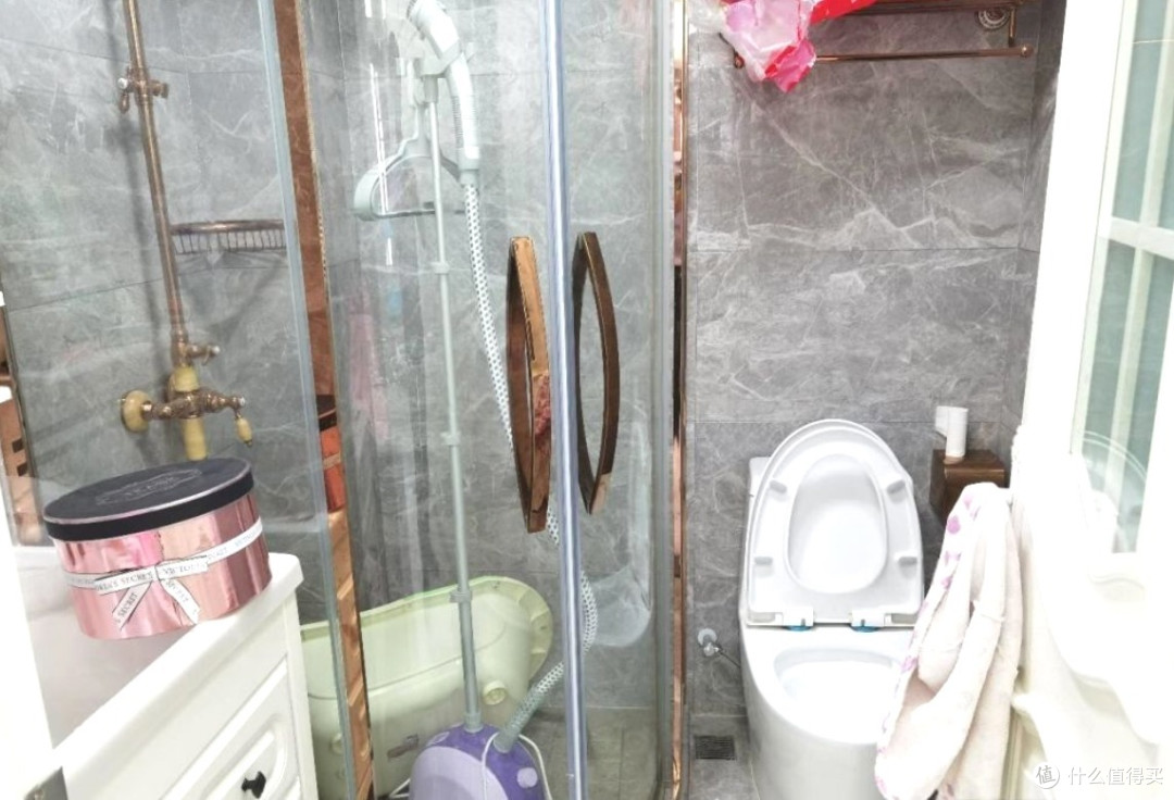 后悔全屋贴瓷砖,一到冬天冷得发颤,主卫走廊装衣柜秒变衣帽间