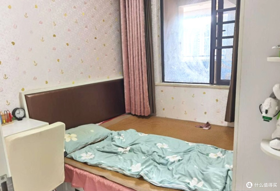 后悔全屋贴瓷砖,一到冬天冷得发颤,主卫走廊装衣柜秒变衣帽间