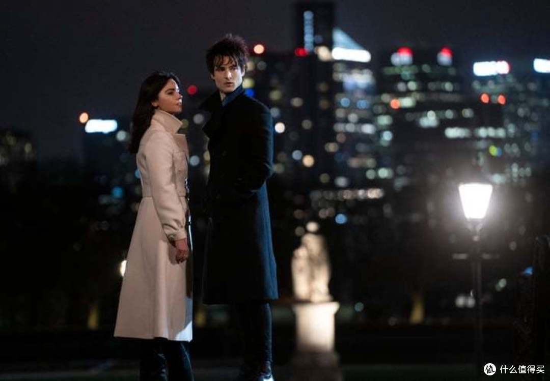 《睡魔》剧集中的「康斯坦丁」同样设定为女人，是《康斯坦丁》中「John Constantine」的祖先