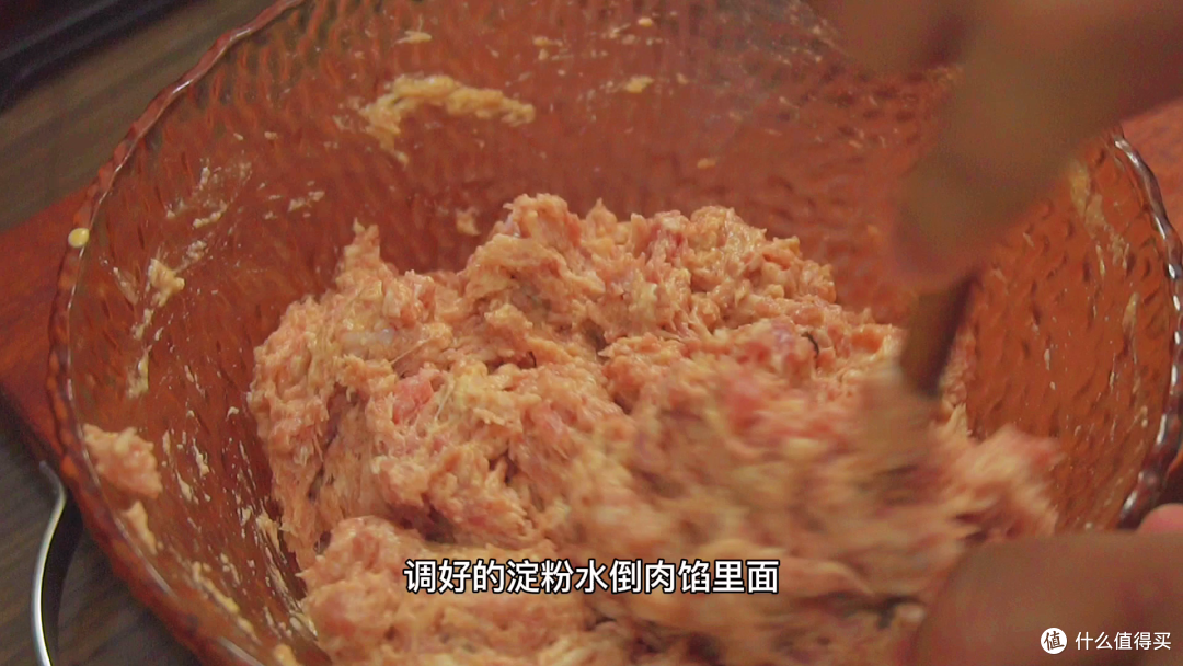 做干炸丸子，加淀粉还是面粉？教你正确做法，酥脆好吃不回软