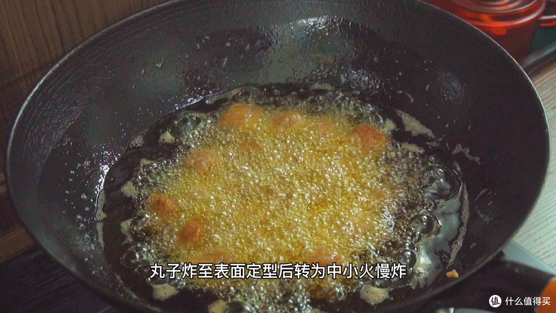 做干炸丸子，加淀粉还是面粉？教你正确做法，酥脆好吃不回软