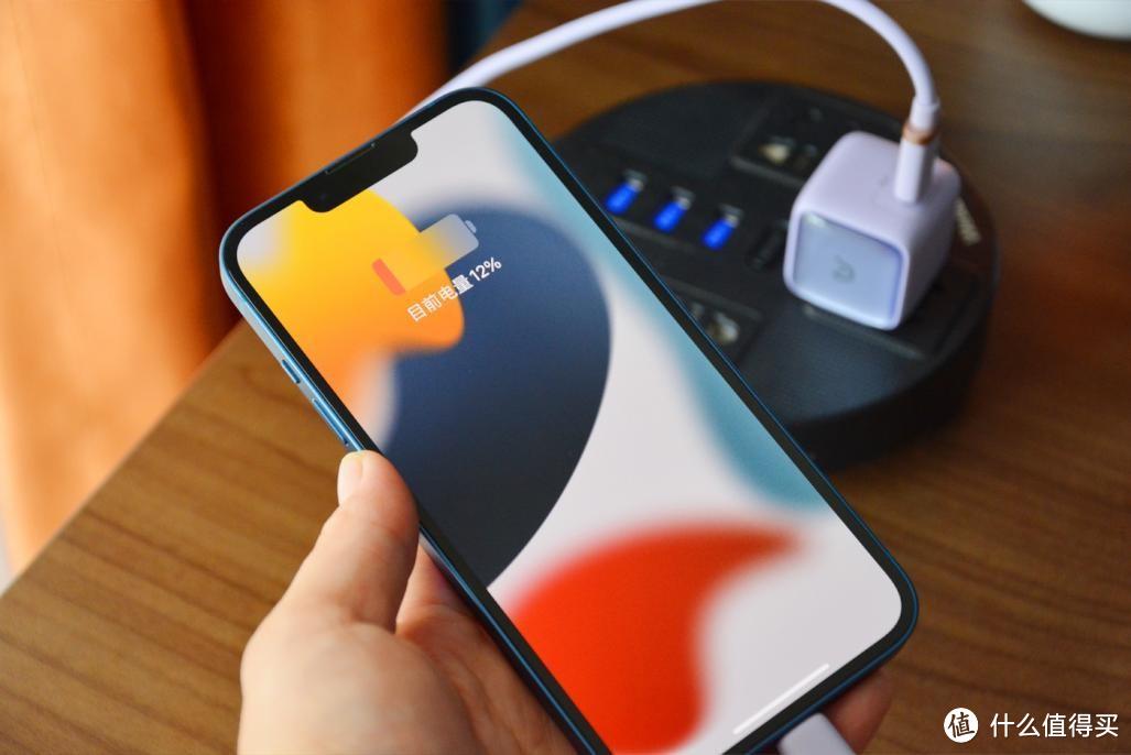 采用iPhone14同款PI芯片，努比亚大白小魔方20W充电头套装测评