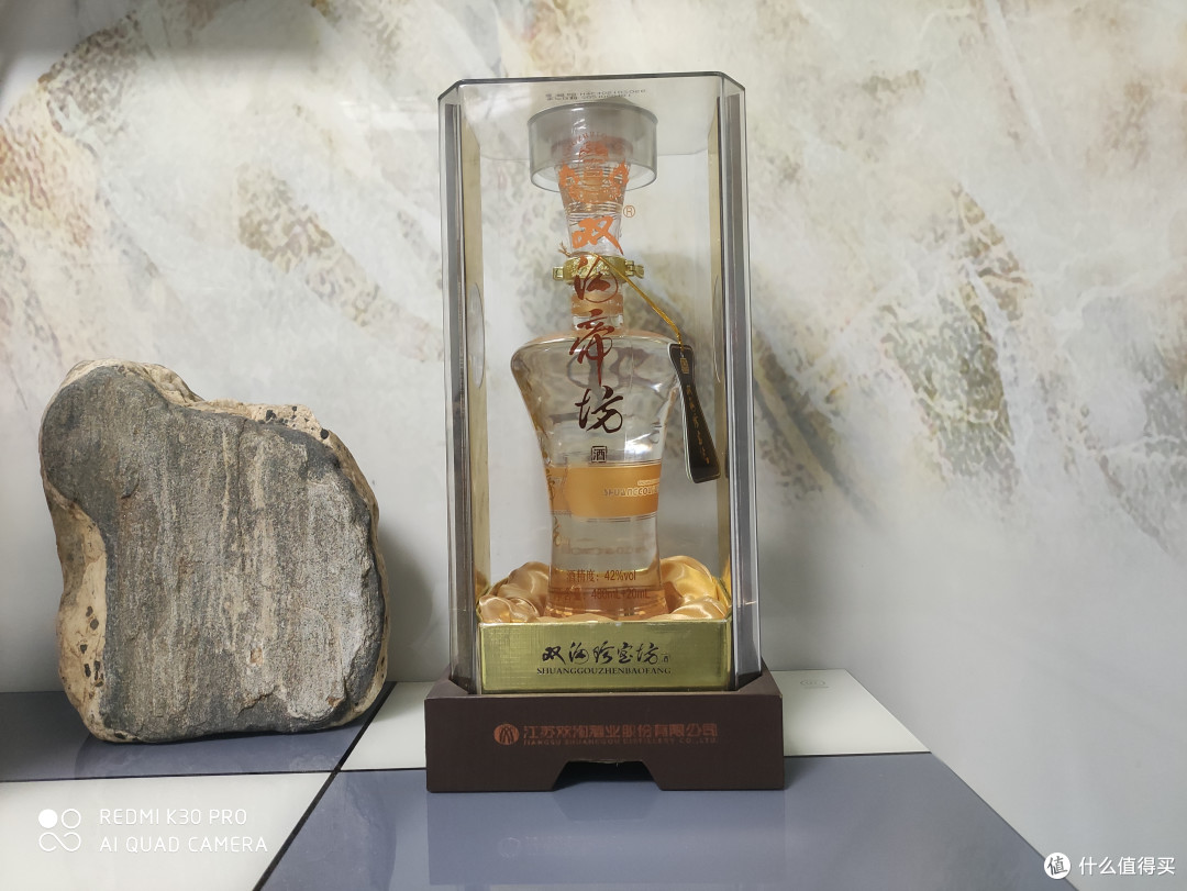 独特的酒头设计,类实木底座,有艺术品的感觉