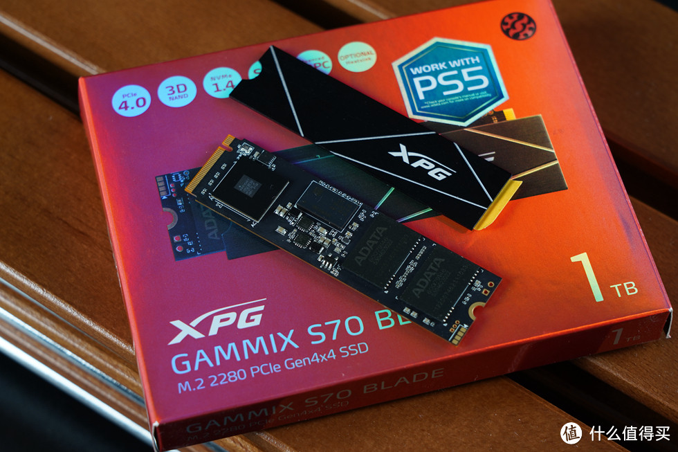 XPG Gammix S70 Blade包装内部额外提供了一片超薄散热片。XPG Gammix S70 Blade采用 M.2 2280 规格，InnoGrit的IG5236CAA主控，支持 PCIe 4.0x4 协议，顺序读取速度为 7400MB/s，顺序写入速度可达 6400MB/s，双面颗粒设计。