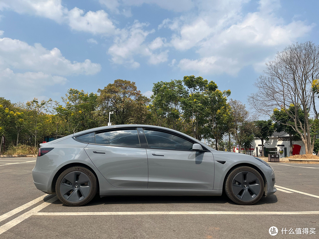 海豹新车首提便开始后悔，与特斯拉车主在烈日下前往风景区一较高下！