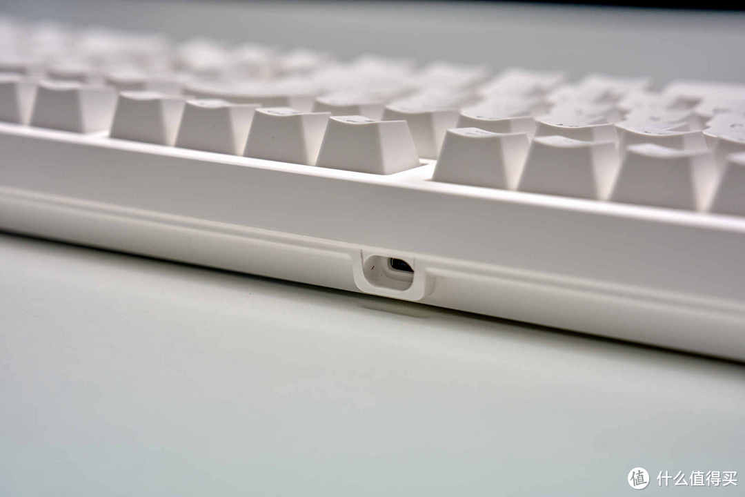 白菜价的RGB机械键盘，还要啥自行车 | 艾石头 FE104 幻彩版机械键盘