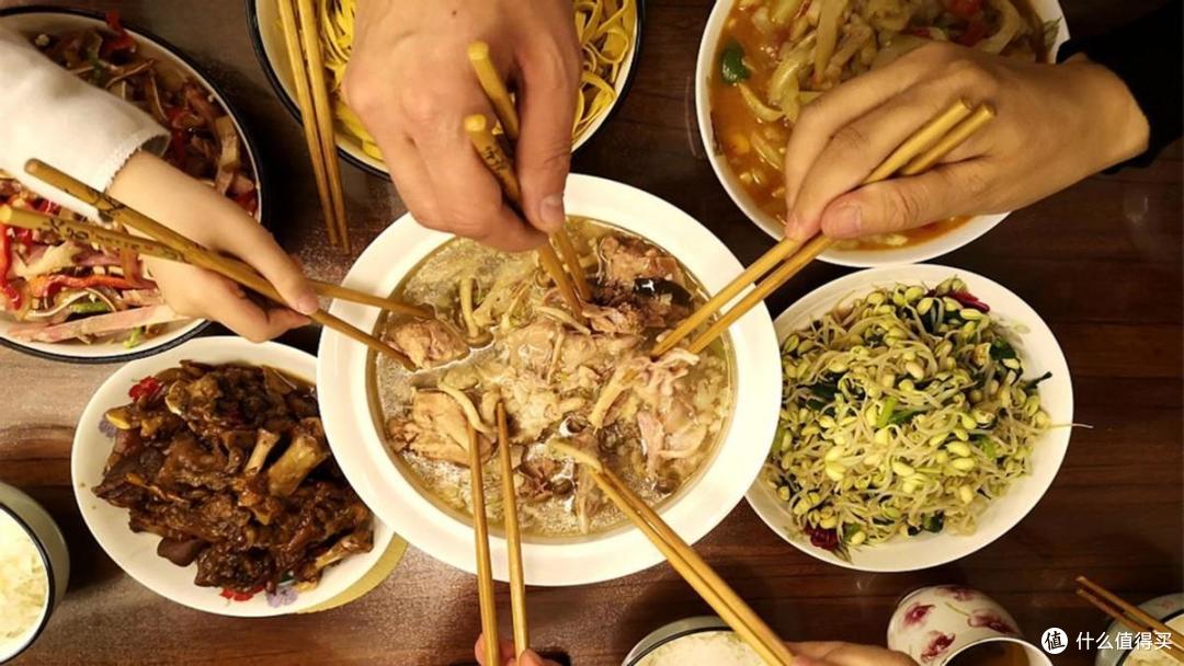 东北朋友请客吃饭，菜一上桌，大家直呼“幸福原来就是这么简单”