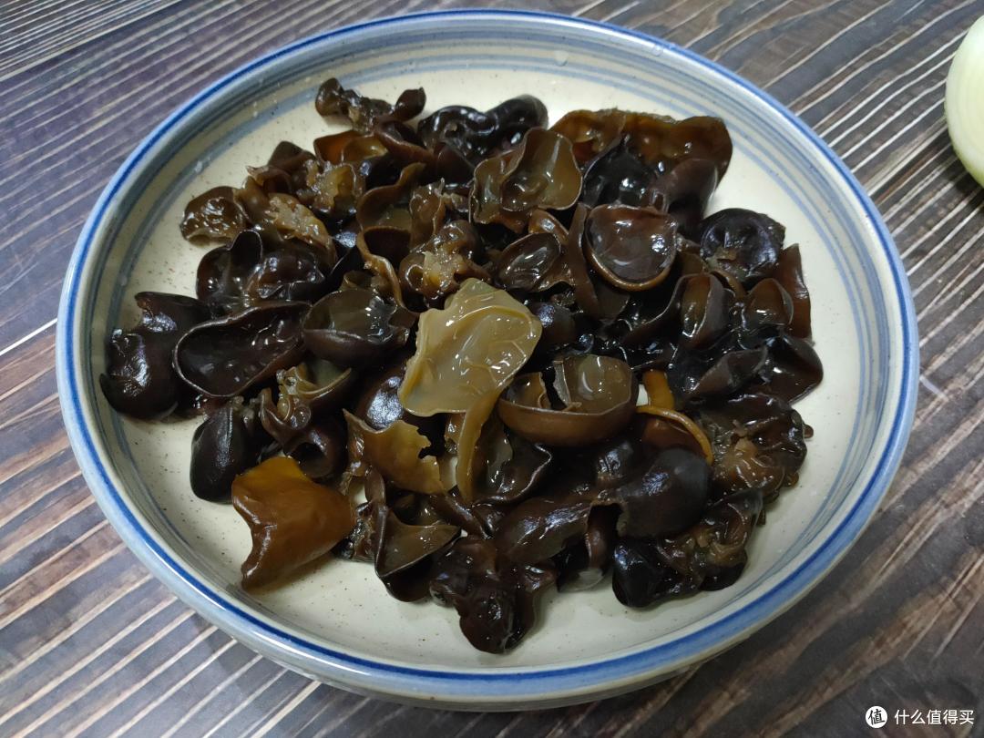 木耳和洋葱是绝配,建议:入秋以后要常吃,很多人不知道有啥用