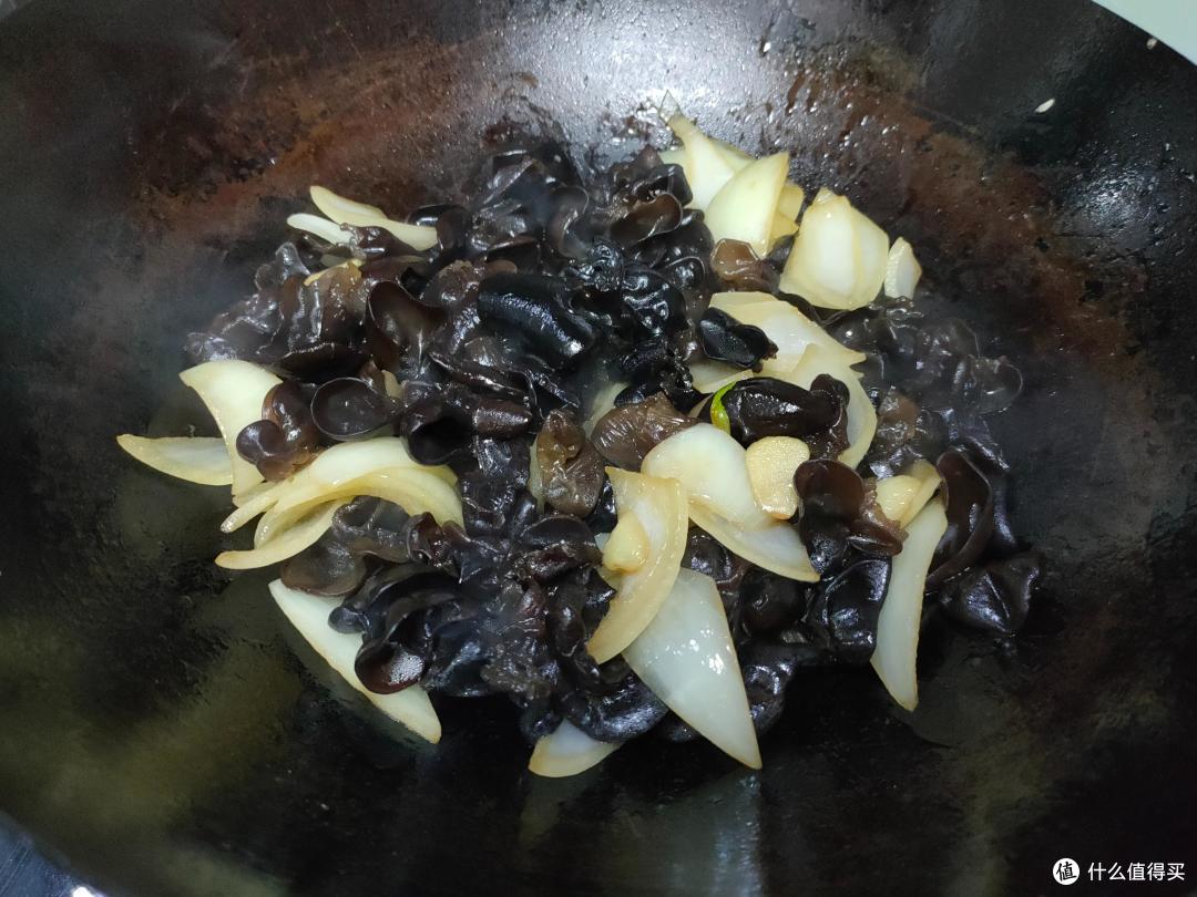 木耳和洋葱是绝配,建议:入秋以后要常吃,很多人不知道有啥用