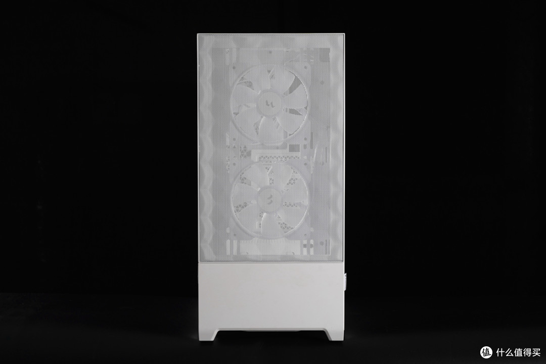 Pop Air机箱延续了分型工艺一贯的四四方方、棱角分明的特点。前面板采用网状设计，主打通风与散热。