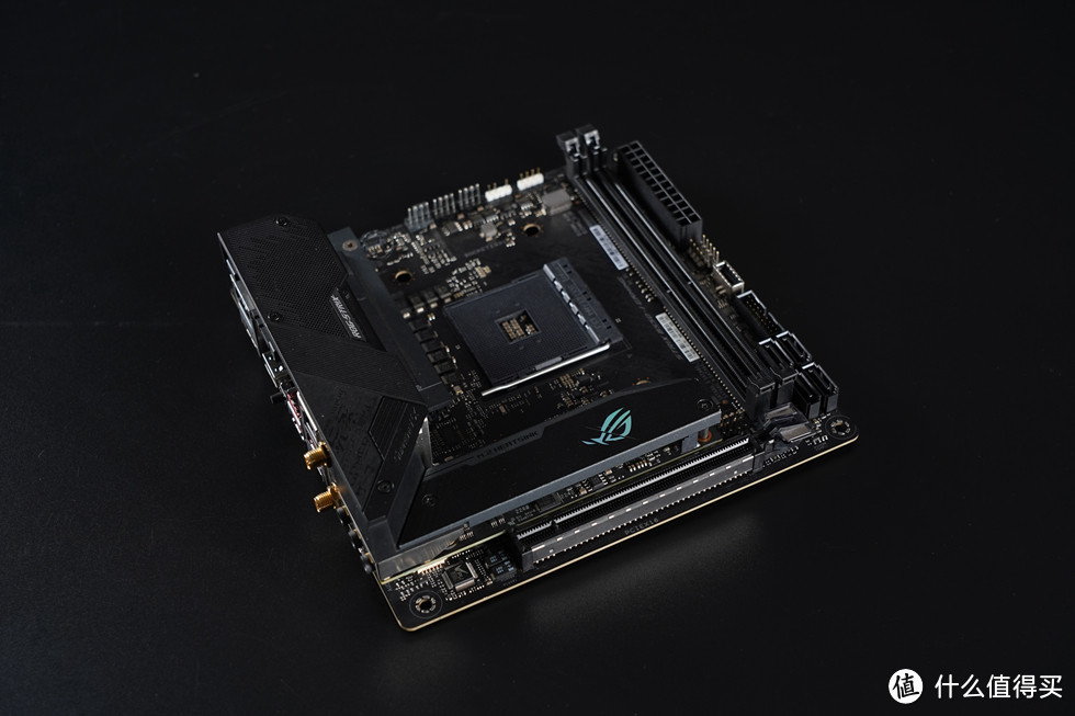 主机平台选择AMD的方案，主板选用华硕的ROG STRIX B550-I GAMING。