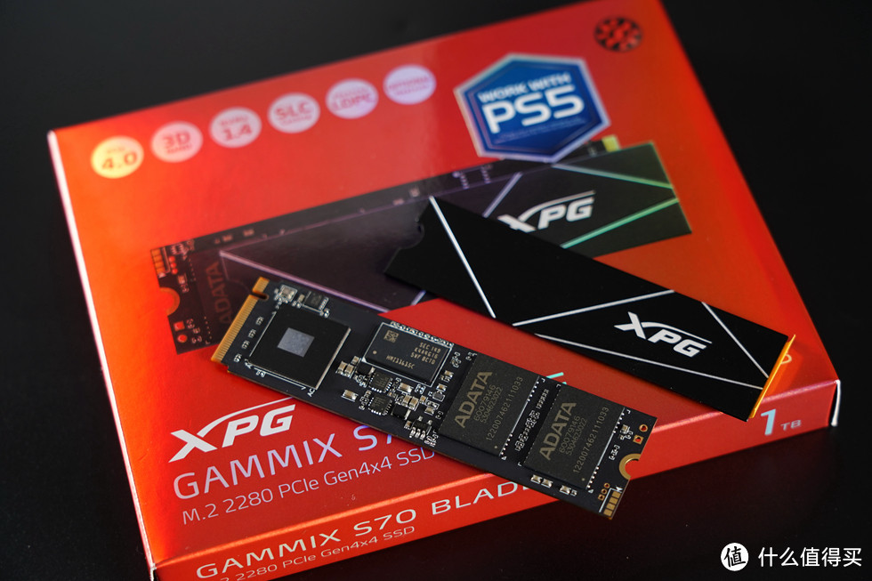 内部包装方面提供了一片超薄散热片，XPG Gammix S70 Blade采用 M.2 2280 规格，InnoGrit的IG5236CAA主控，支持 PCIe 4.0x4 协议，顺序读取速度为 7400MB/s，顺序写入速度可达 6400MB/s。