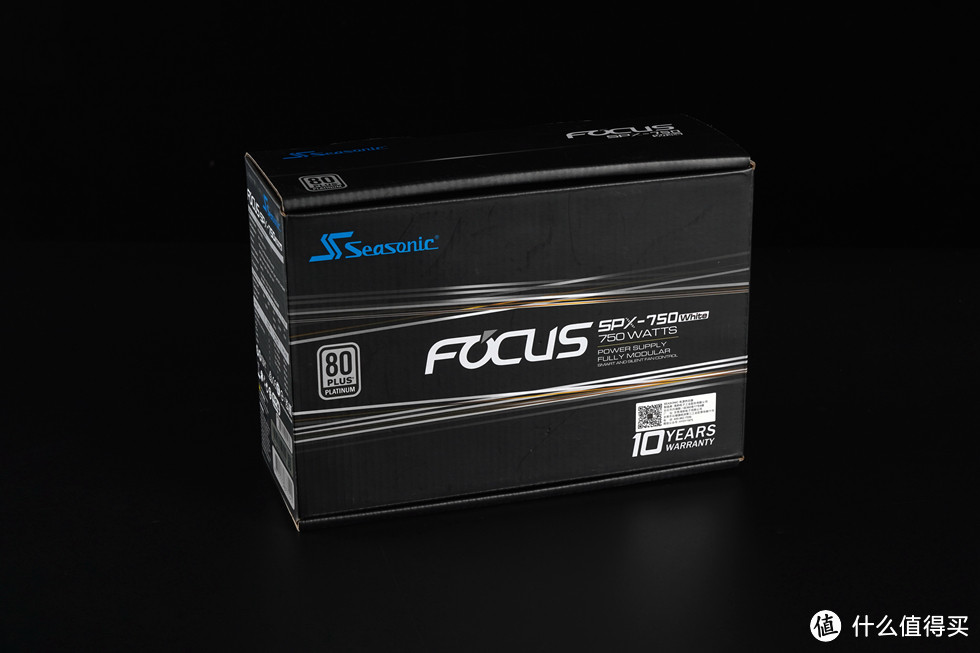 为了配色电源选择了海韵最新推出的FOCUS SPX-750W白金电源，具有80PLUS白金牌转换效率，采用全模组线材设计，标准SFX电源规格，额定功率为750W，通过了80Plus铂金认证，而且提供了长达10年的良心质保。