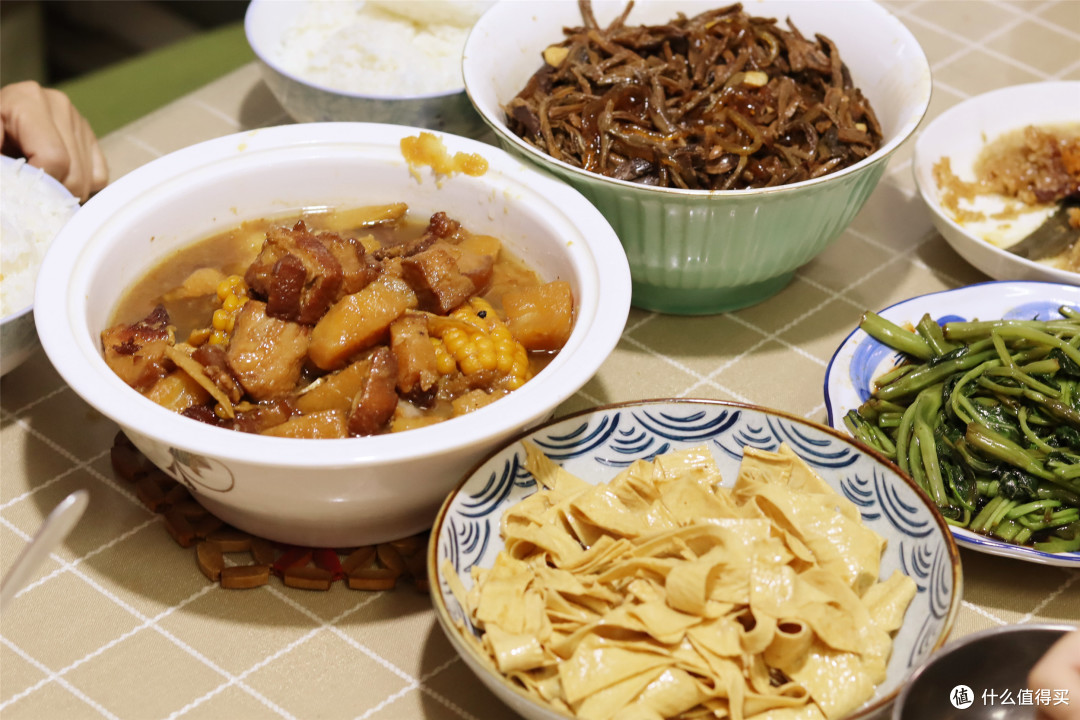母亲做的红烧肉,每次都多加2样粗粮,肉入口即化,不油腻还好吃