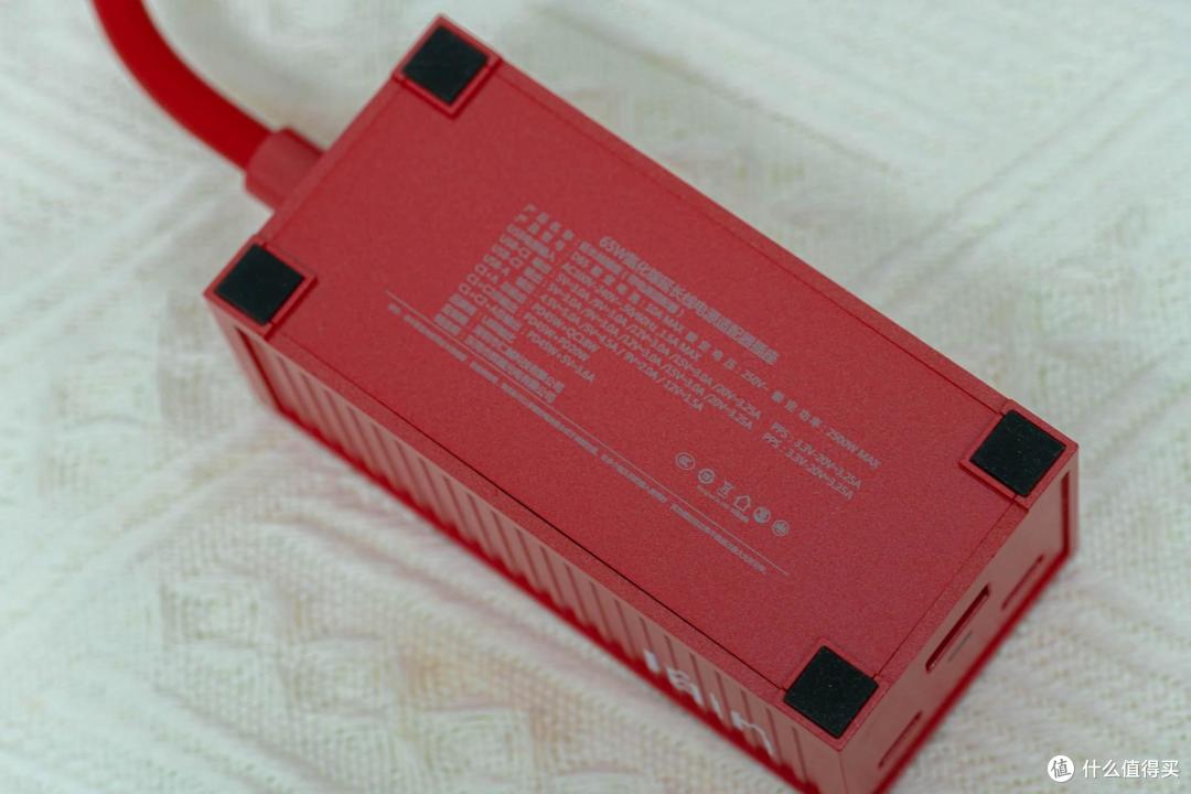 UIBI柚比集装箱氮化镓充电器,桌面增加新一抹色彩