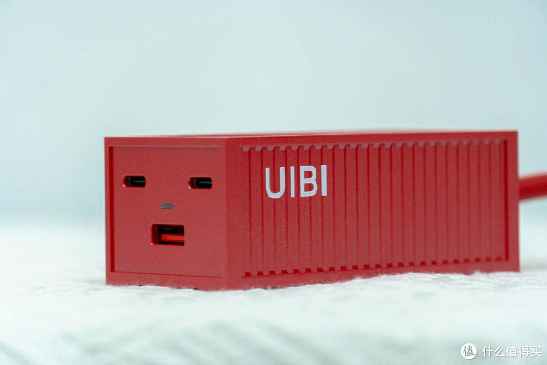 UIBI柚比集装箱氮化镓充电器，桌面增加新一抹色彩