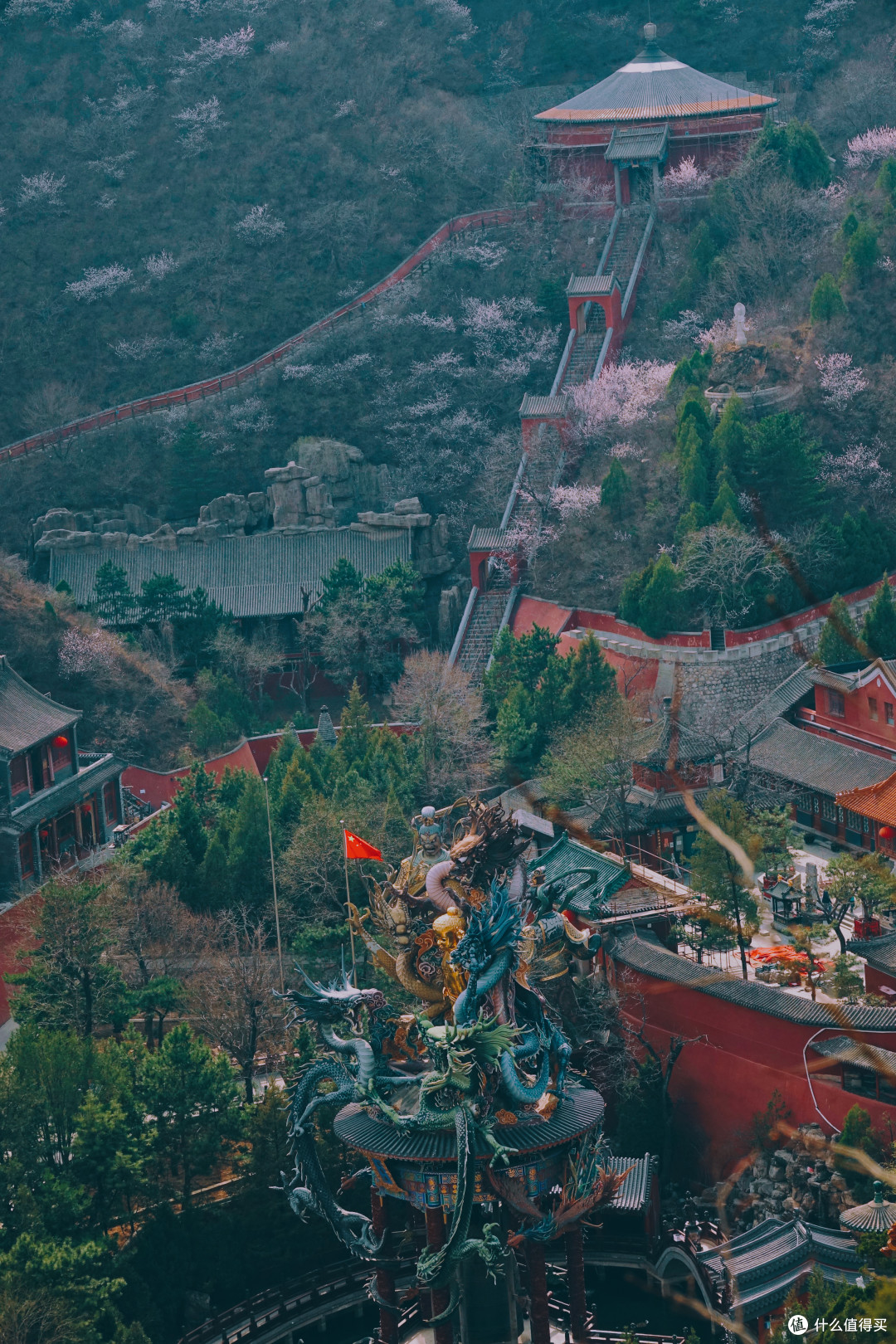 长满野桃花的白瀑寺