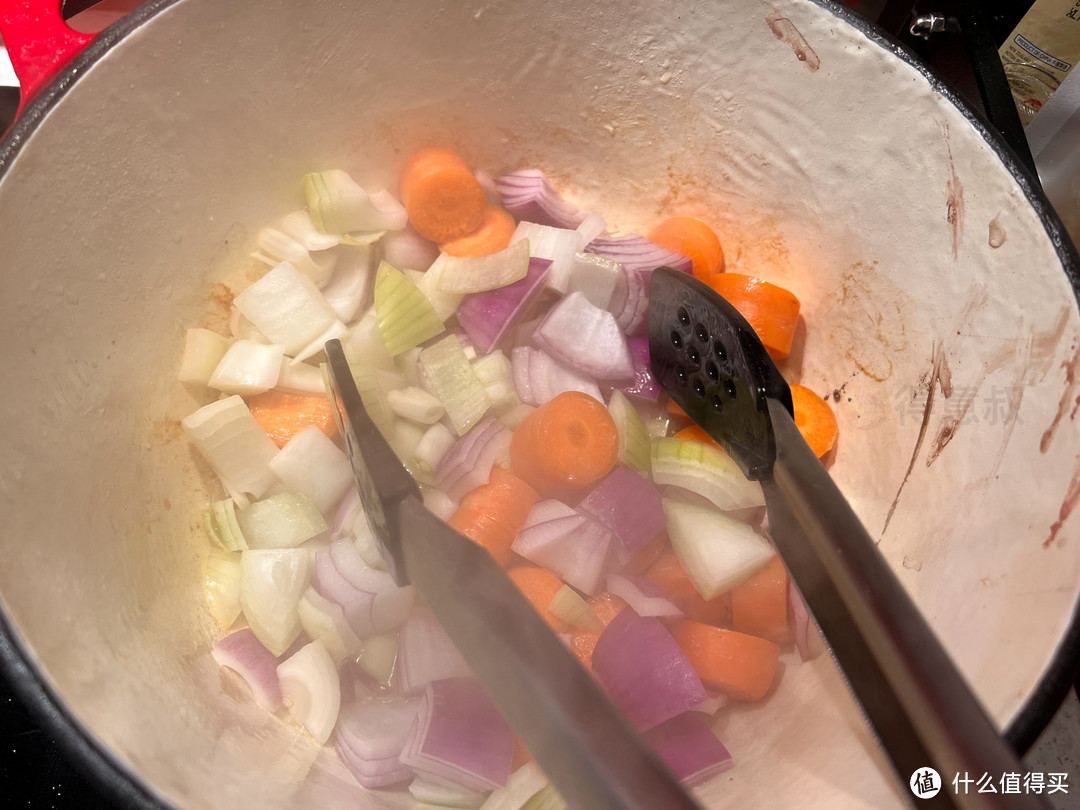 铸铁锅加一点底油，然后炒蔬菜和香料